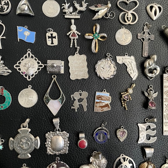 Lot of 68 Sterling Silver quality charms pendants - Picture 11 of 13